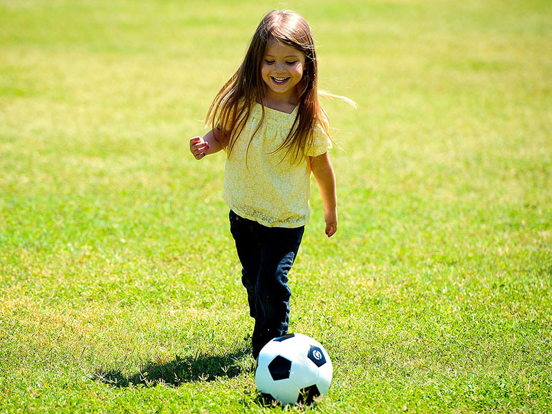 Fußballangebote Institut für individuelle Entwicklung für jung und alt hier Mädchen am Fußball